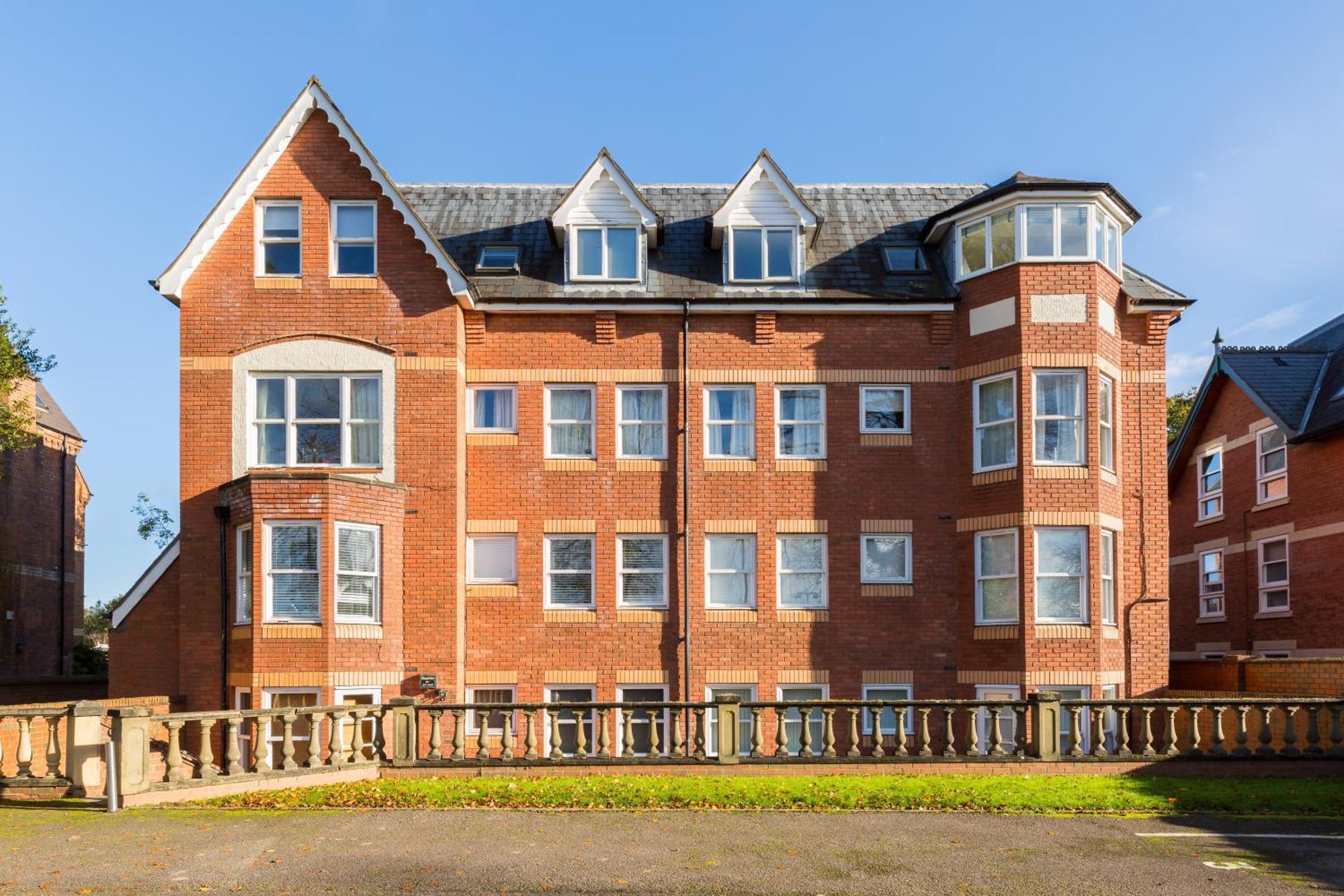Newly Renovated, Chestnut Court, 2-Bedroom Apts, Private Parking, Fast Wi-Fi Leamington Spa Exterior foto